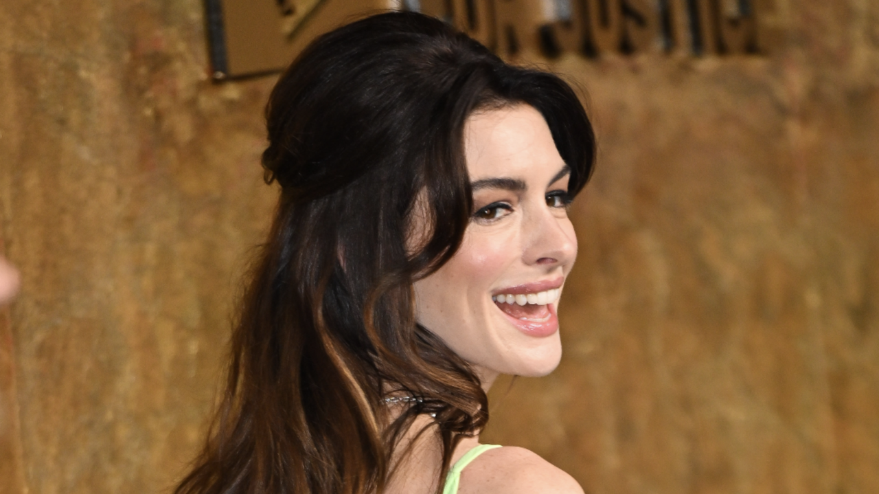 anne hathaway beehive hairstyle 