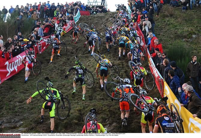 The elite men run up the steep climb on course