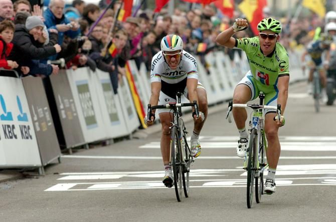 Peter Sagan (Cannondale) beats Philippe Gilbert (BMC)
