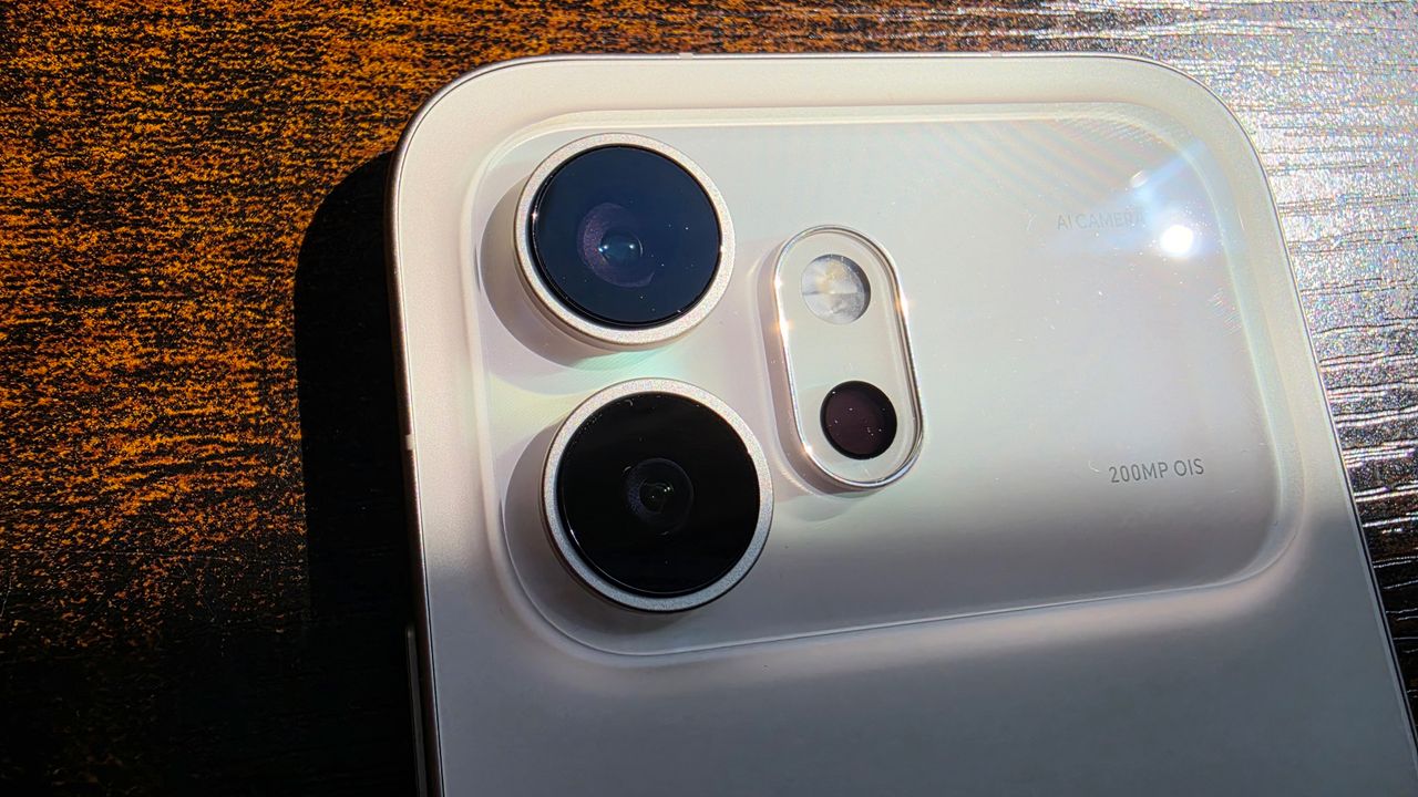 The Honor 600 on a desk