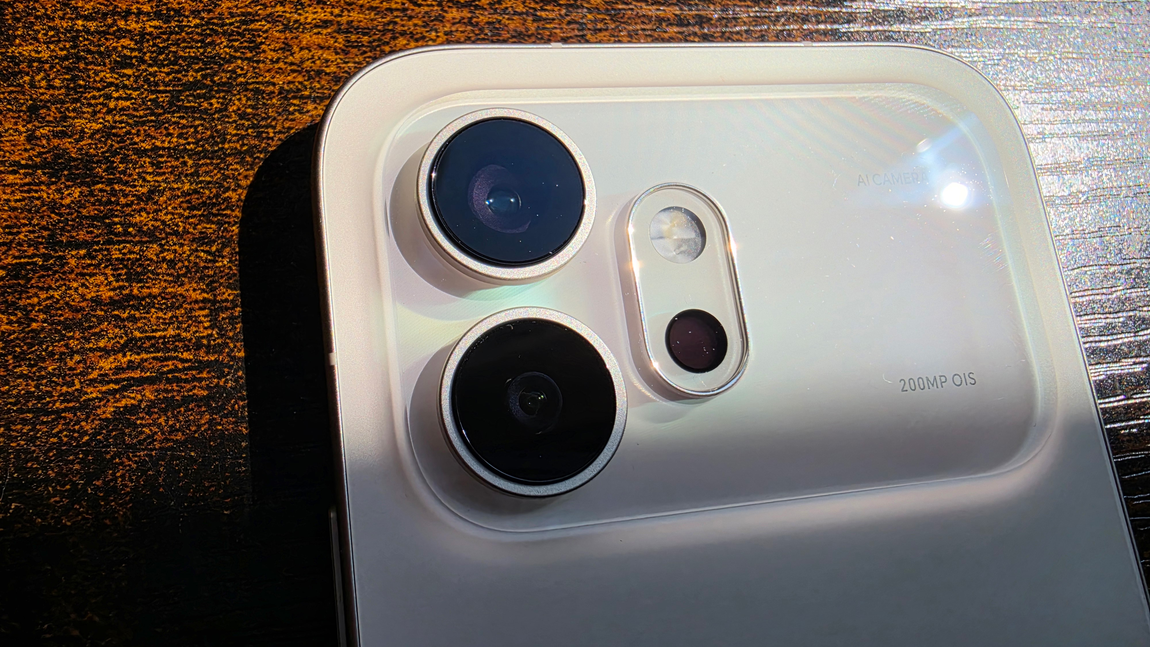 The Honor 600 on a desk