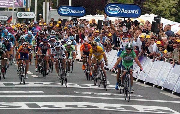 Semaphore? No, just a Tour bunch sprint