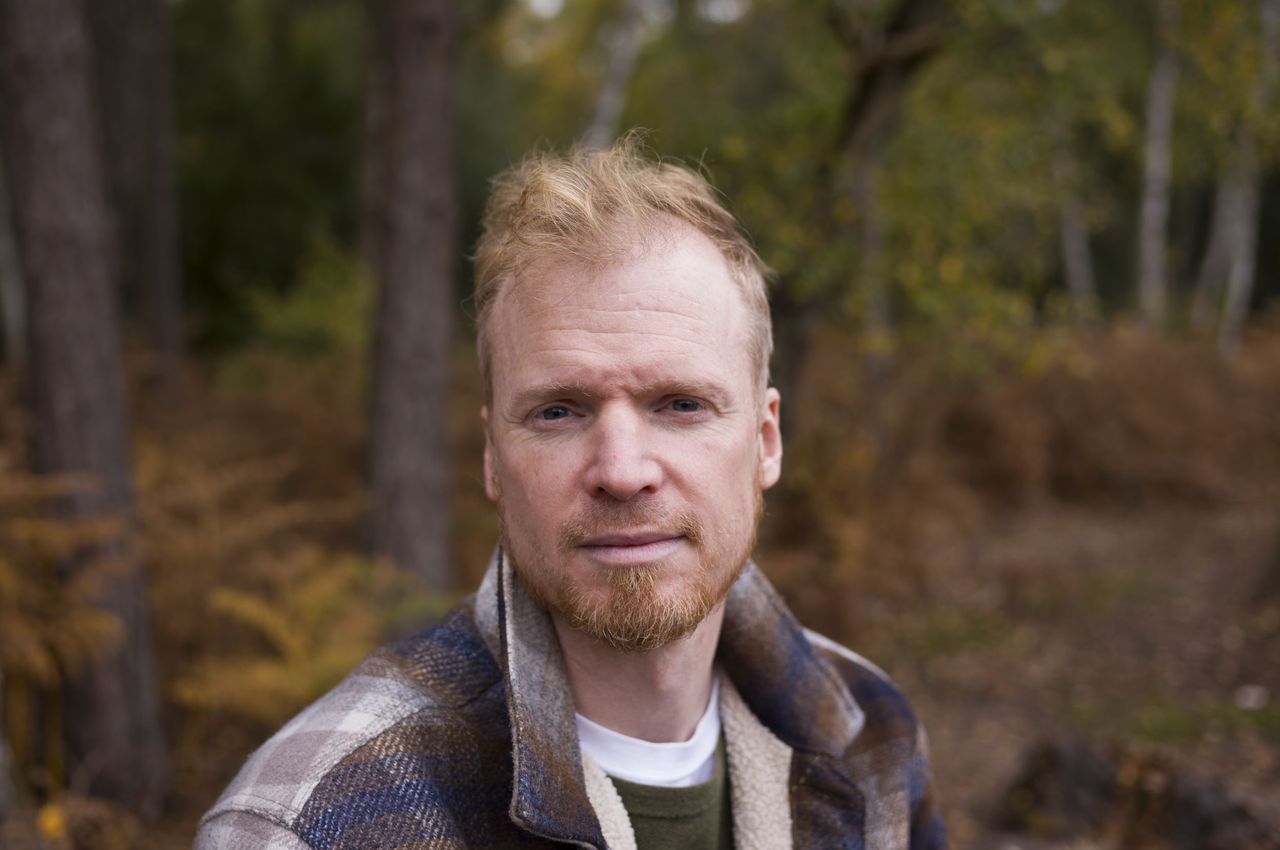 Leica M EV1 sample gallery: portrait of main with autumn trees. in background