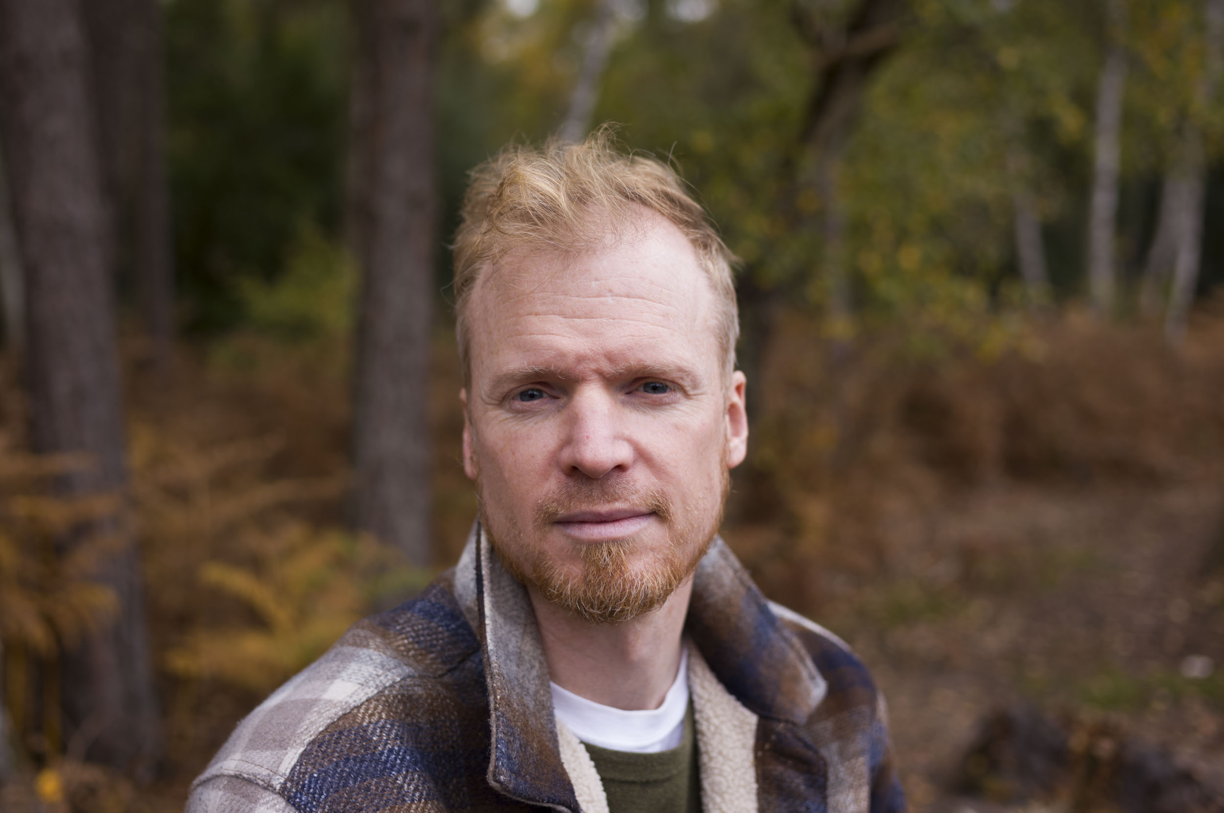 Leica M EV1 sample gallery: portrait of main with autumn trees. in background
