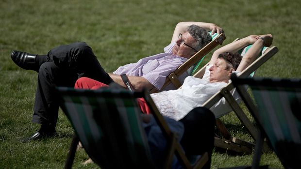 weather-uk-deckchairs.jpg