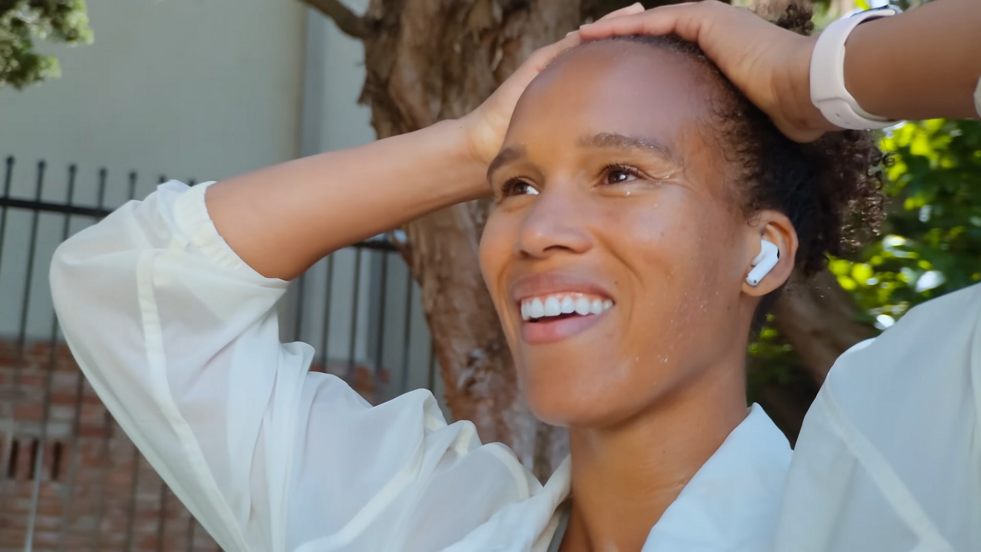 A person using the Workout Buddy feature in watchOS 26.
