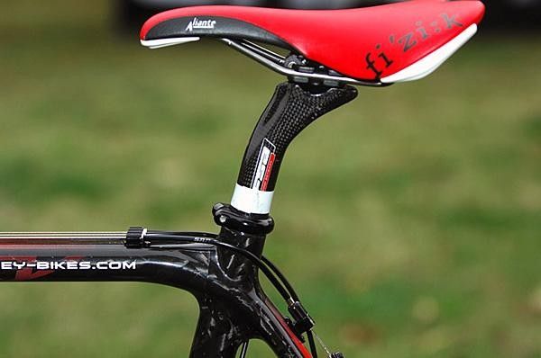 A setback FSA K-Force seatpost clamps on to fi'zi:k's Aliante saddle.