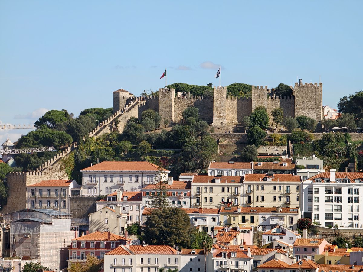Oppo Find X10 Pro Max image sample gallery: Lisbon vista from elevated vantage point, including Libson castle
