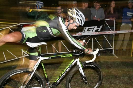 Jamie Driscoll (Cannondale-Cyclocrossworld) remounts