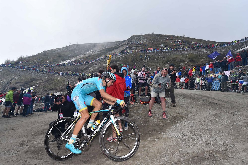 Tanel Kangert (Astana) climbing
