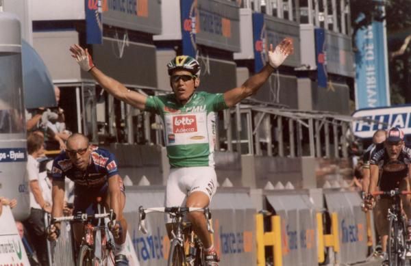 First at Rabobank, then at Lotto, McEwen wins in Paris at the Tour again in 2002