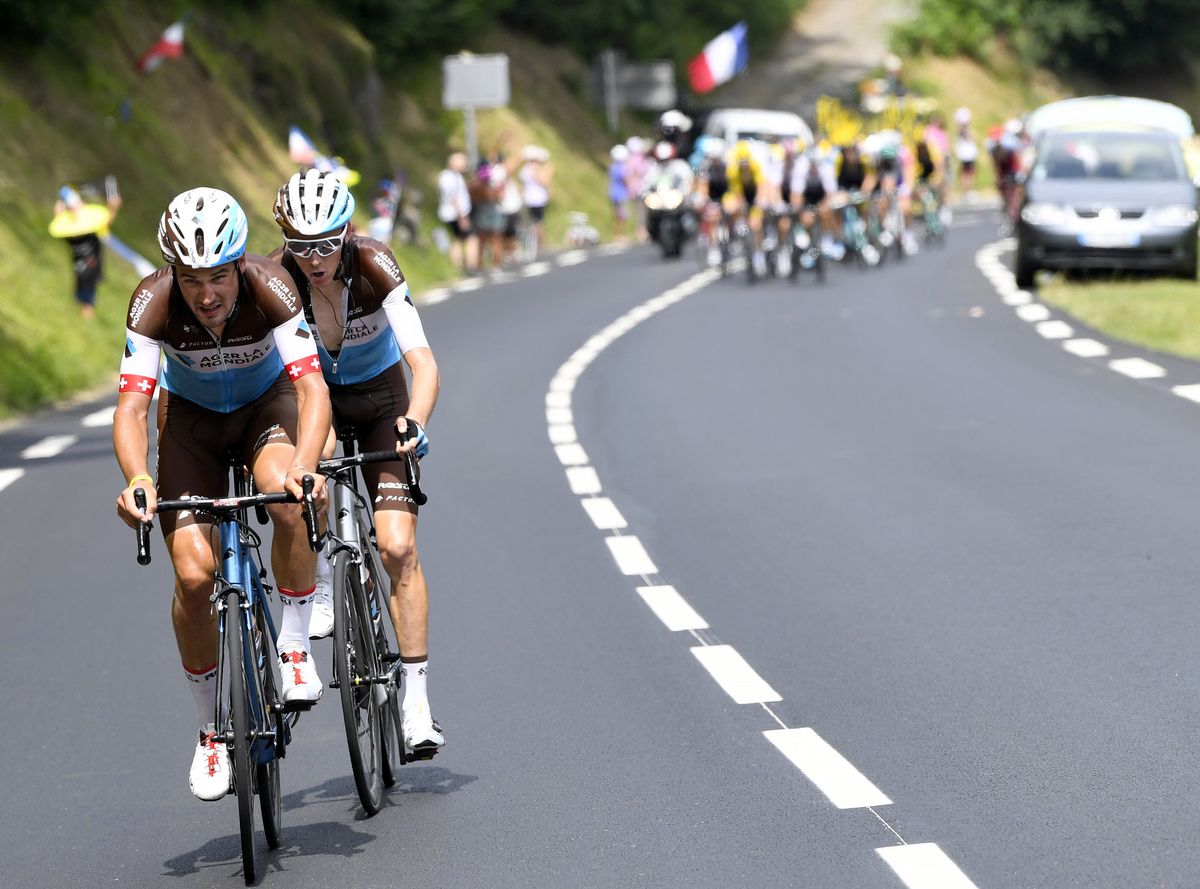 Sylvan Dillier launches Romain Bardet off the front