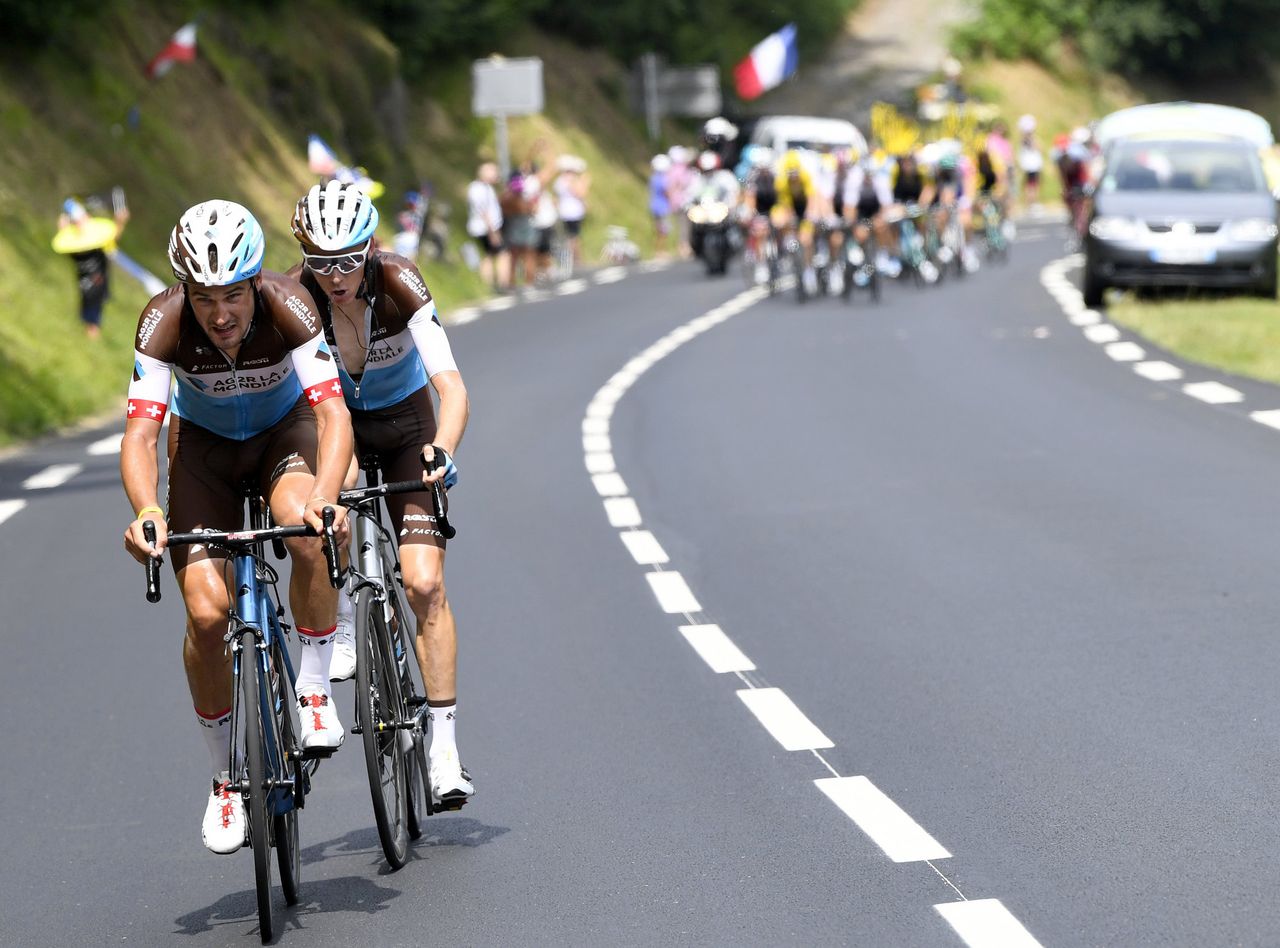 Sylvan Dillier launches Romain Bardet off the front