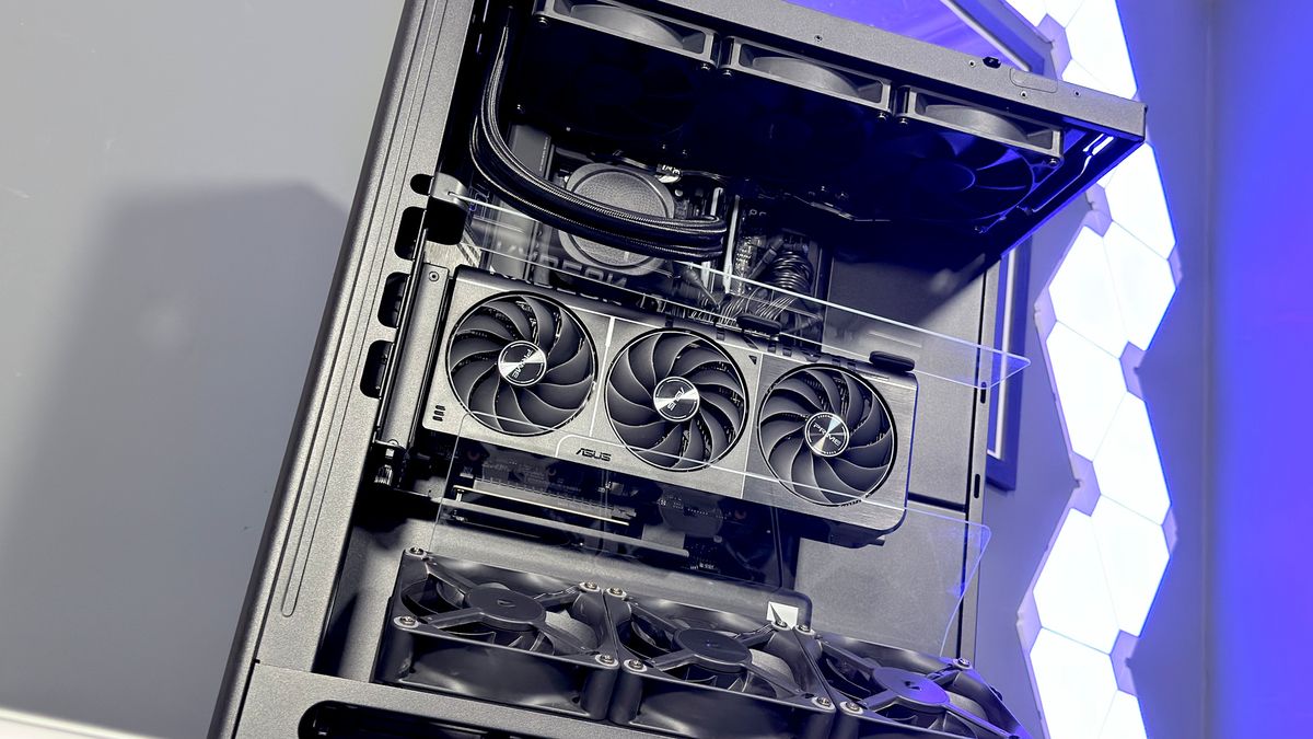 The Havn HS 360 PC case in black and white on a desk.