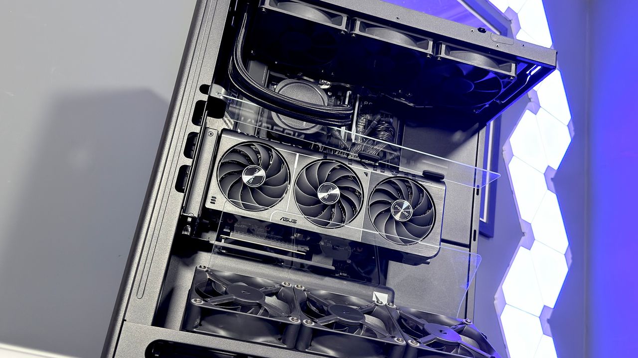 The Havn HS 360 PC case in black and white on a desk.