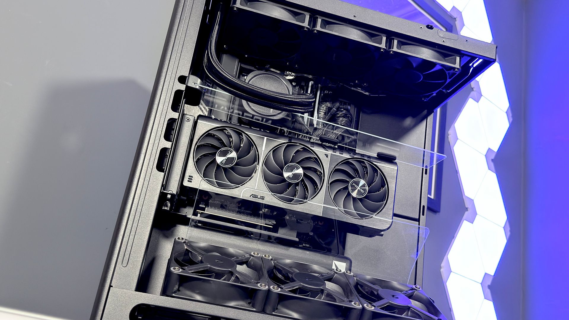The Havn HS 360 PC case in black and white on a desk.