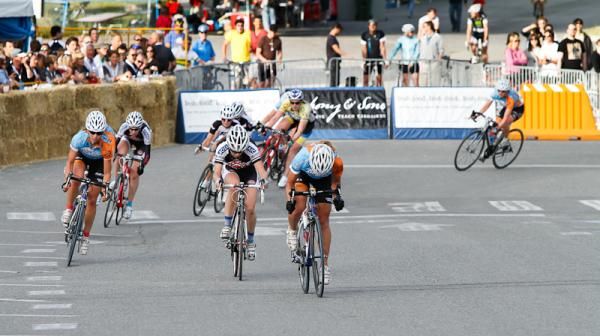 Jasmin Glaesser sprinting for a prime