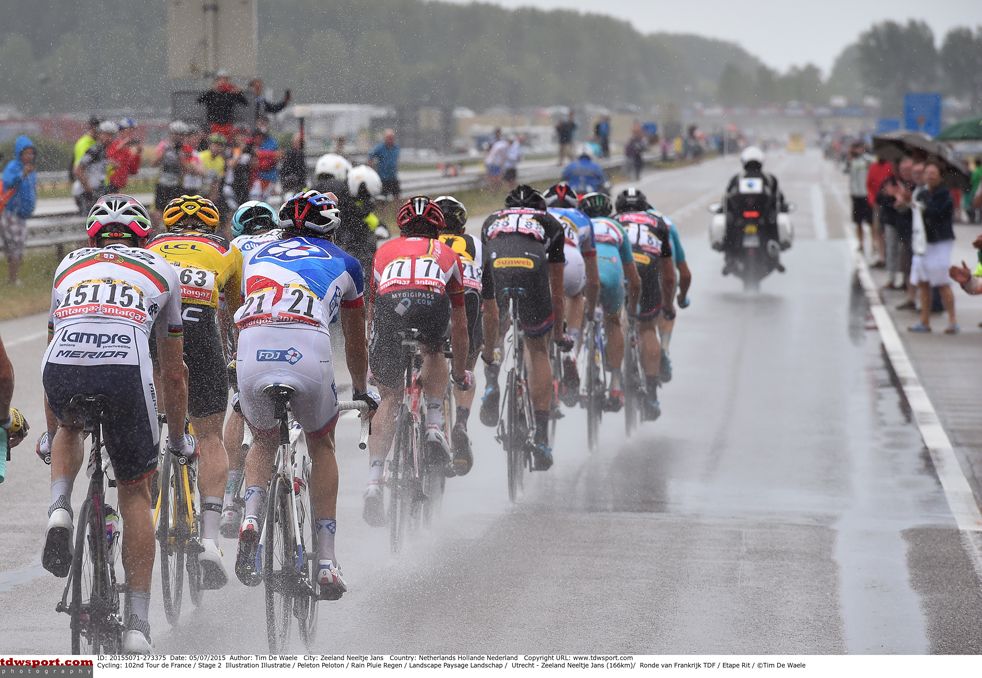 Driving rain saw the peloton split into echelons