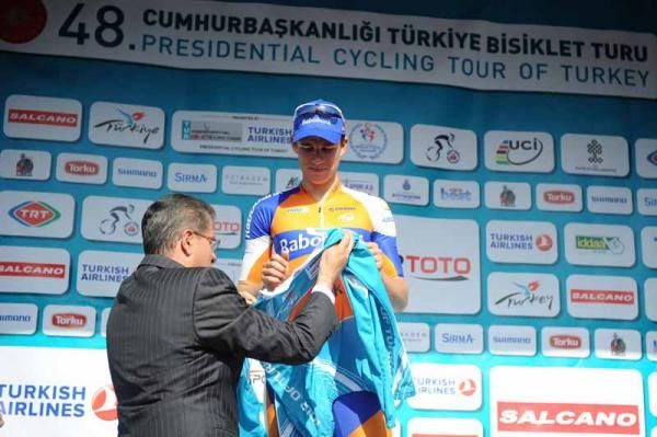 Bos accepts the turquoise jersey for the leader in the Tour of Turkey