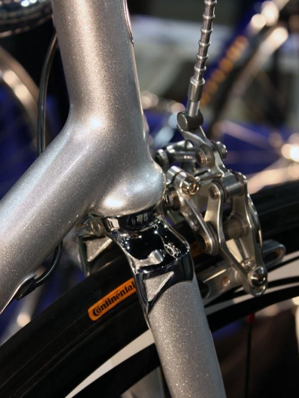 The integrated headset and fillet brazed joints make for a smooth look.