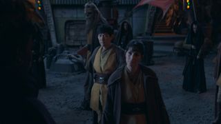 Sol, Indara et Kelnacca fixent quelqu'un hors champ dans Star Wars : The Acolyte.