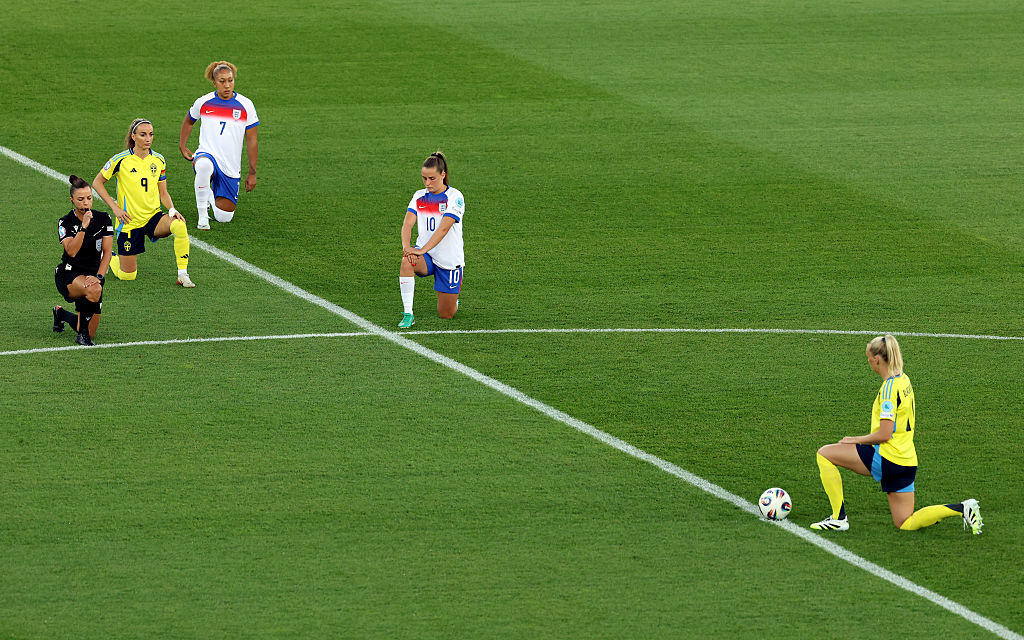 Referee Marta Huerta De Aza, Kosovare Asllani of Sweden, Lauren James of England, Ella Toone of England and Stina Blackstenius of Sweden take the knee prior to the UEFA Women&#039;s EURO 2025 Quarter-Final match between Sweden and England at Stadion Letzigrund on July 17, 2025 in Zurich, Switzerland.