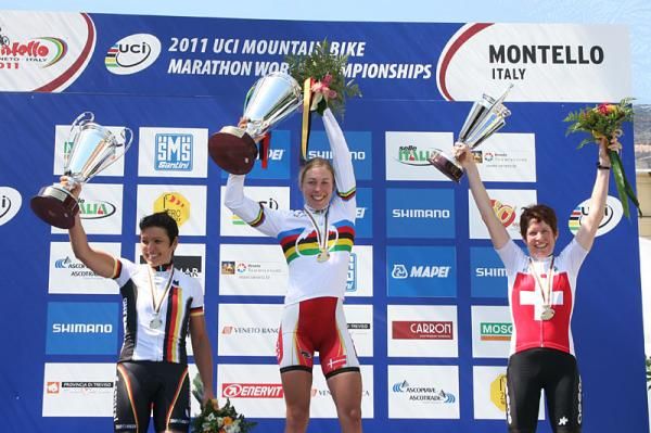 Sabine Spitz (Germany) in second, Annika Langvad (Denmark) in first, and Esther S&uuml;ss (Switzerland) in third