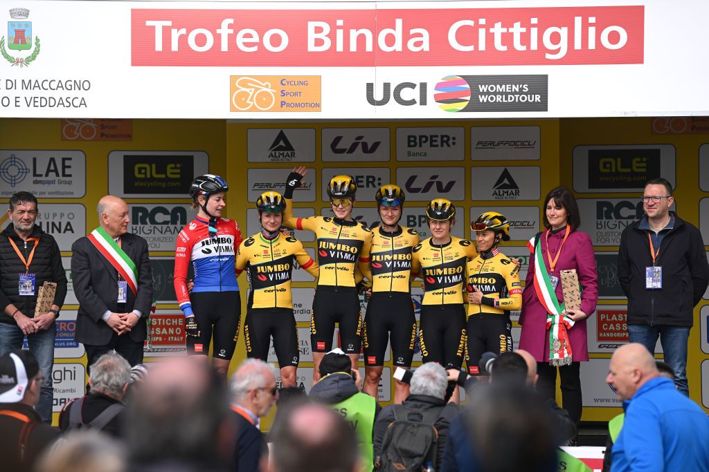 MACCAGNO CON PINO E VEDDASCA ITALY MARCH 19 Marianne Vos of The Netherlands Coryn Labecki of The United States Amber Kraak of The Netherlands Riejanne Markus of The Netherlands Karlijn Swinkels of The Netherlands Kim Cadzow of New Zealand and Team JumboVisma prior to the 24th Trofeo Alfredo BindaComune di Cittiglio 2023 Womens Elite a 139km one day race from Maccagno con Pino e Veddasca to Cittiglio UCIWWT on March 19 2023 in Maccagno con Pino e Veddasca Italy Photo by Dario BelingheriGetty Images