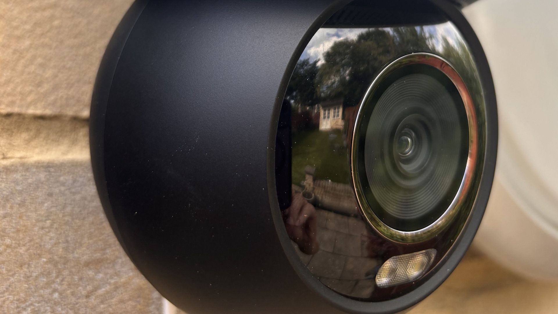Close-up of Reolink Omvi 3i security camera lens