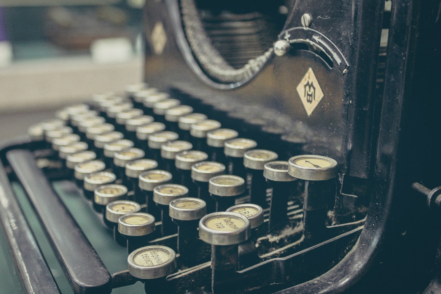 typewriter-407695-1920-1556647152-8iZ7-column-width-inline
