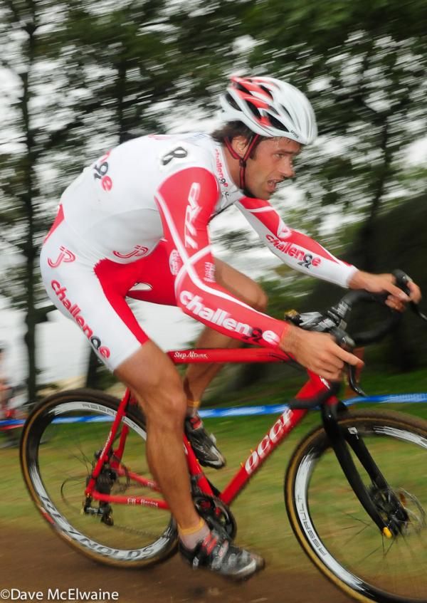 Joachin Parbo (Challenge Tires) racing along the ocean