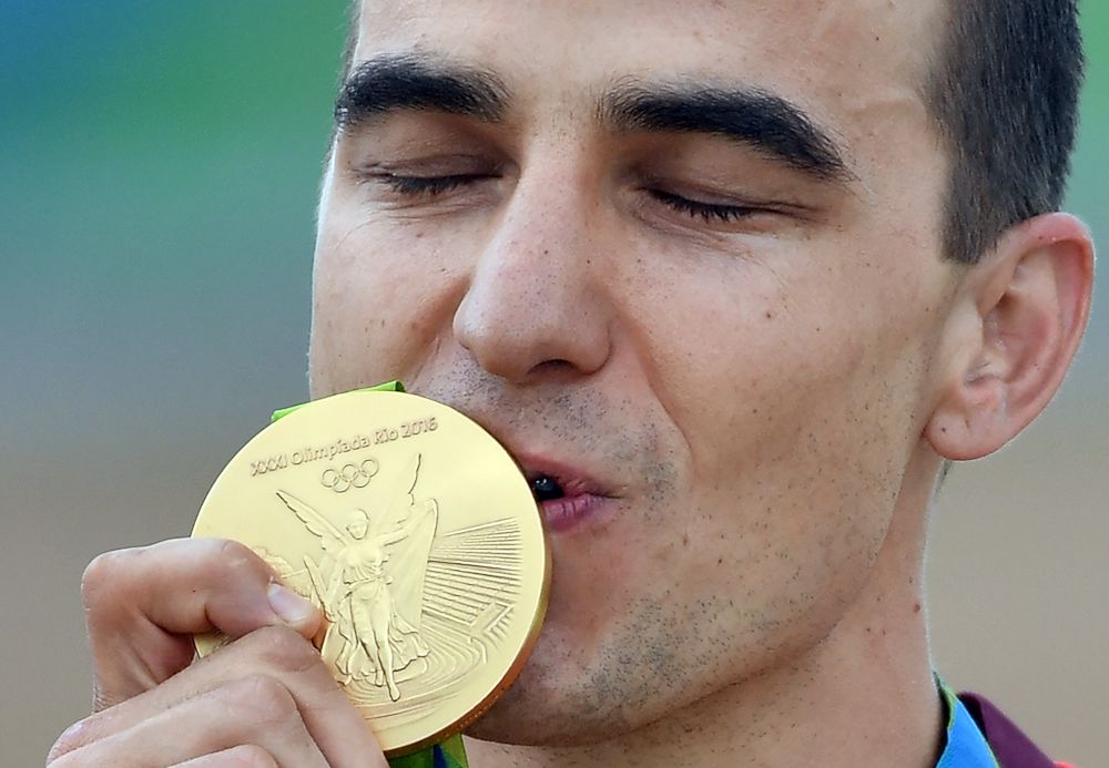 Nino Schurter celebrates his Olympic gold medal