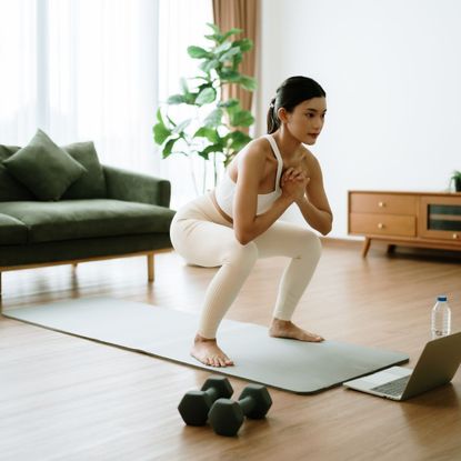 Split squat benefits: Woman doing a squat