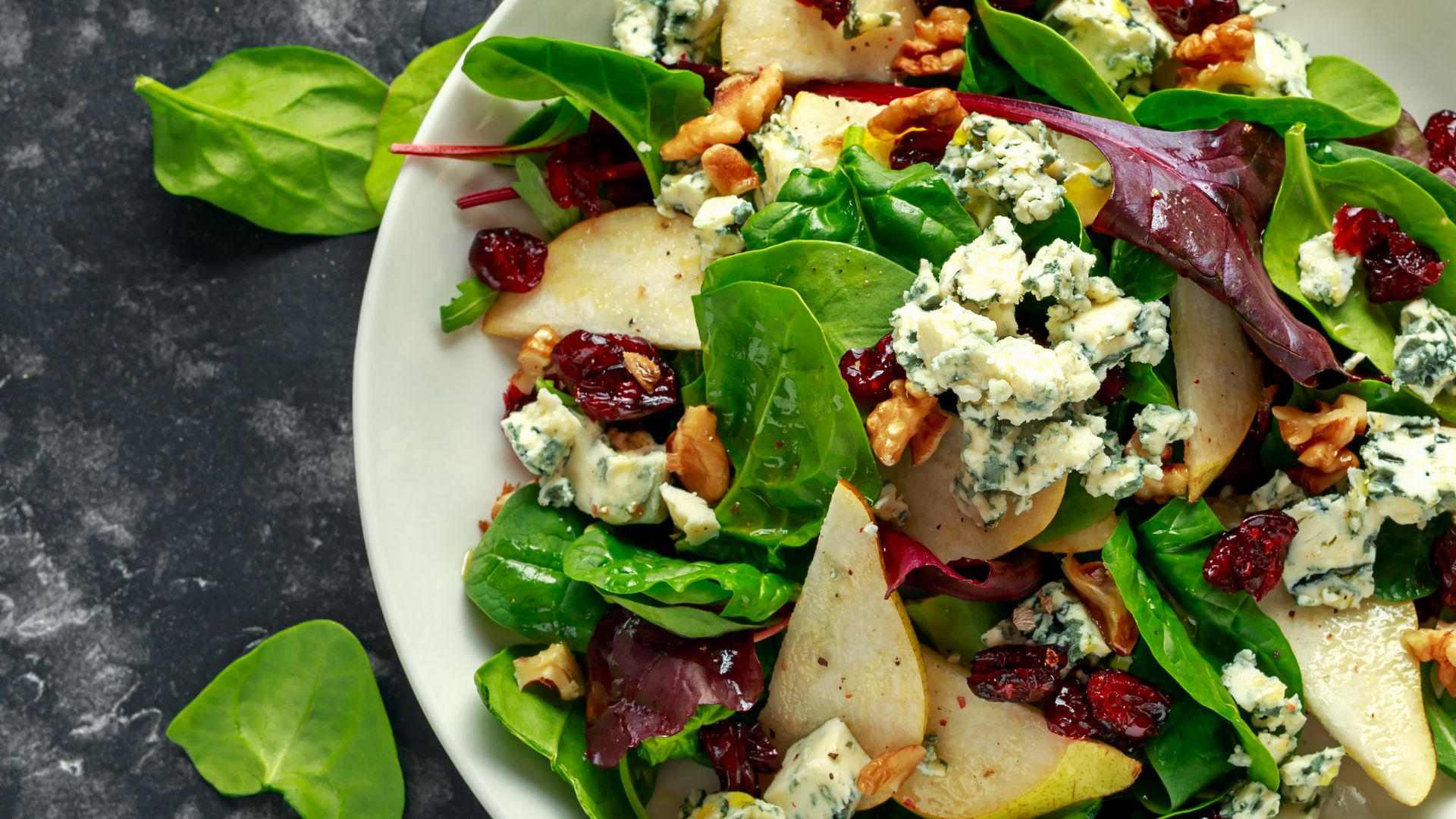 Pear and blue cheese salad with leaves