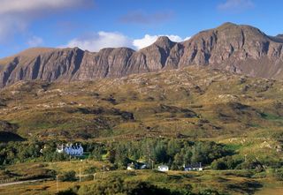 Highland lodge guide: Lochassynt lodge, near Loch Assynt, and Quinag massif of Torridonian sandstone, Sutherland, Highland region, Scotland, Europe