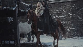 Geralt og Ciri sitter på hesten Roach i Netflix' The Witcher sesong 2.