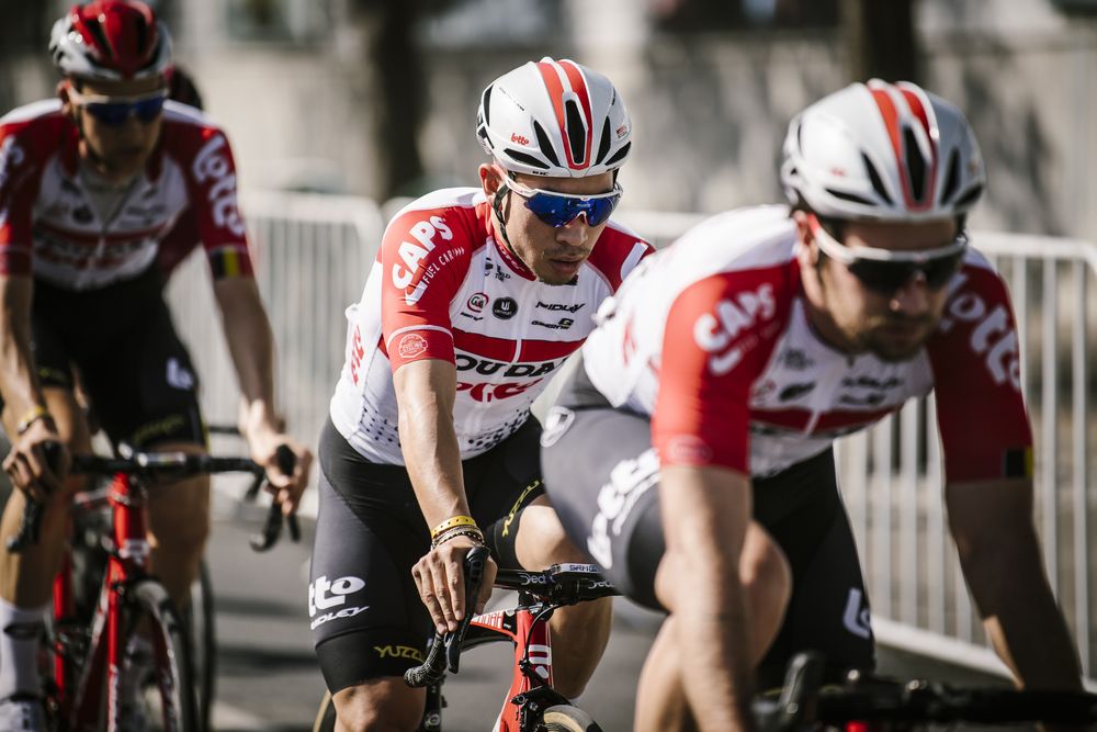 Caleb Ewan with his teammates