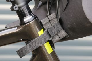 Image shows the Brooks England Scape Handlebar Pouch