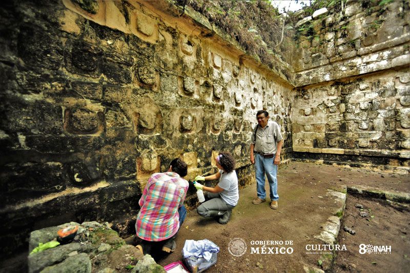 Restoration is hard work, but Mar&iacute;a Fernanda Escalante Hern&aacute;ndez and Natalia Hern&aacute;ndez Tangarife, restorers with the INAH, are elbow deep in the process.