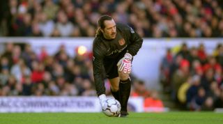 13 Jan 2001: David Seaman of Arsenal throws the ball out during the FA Carling Premiership match against Chelsea played at Highbury, in London. The match ended in a 1-1 draw. \ Mandatory Credit: Phil Cole /Allsport