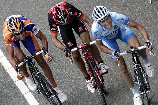 Rebellin (r) grits his teeth as Valverde doesn't want to look up and Dekker hangs on.