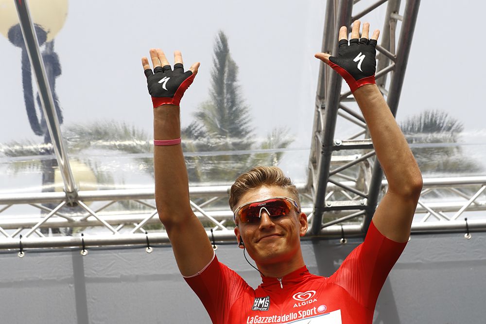 Marcel Kittel (Etixx-QuickStep) waves at the crowd at the start of stage 5