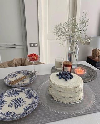 Leasy in Paris vanilla and blueberry cake