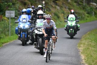 Maeva Squiban leads stage 6 of Tour de France Femmes 2025.