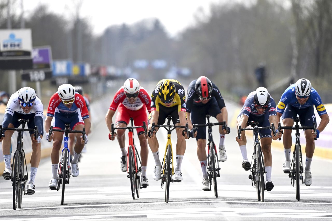 Ronde van Vlaanderen 2021 - Tour of Flanders - 105th Edition - Antwerp - Oudenaarde 263,7 km - 04/04/2021 - Sep Vanmarcke (BEL - Israel Start-Up Nation) - Wout Van Aert (BEL - Jumbo - Visma) - Gianni Vermeersch (BEL - Alpecin-Fenix) - photo Vincent Kalut/PN/BettiniPhoto&Acirc;&copy;2021