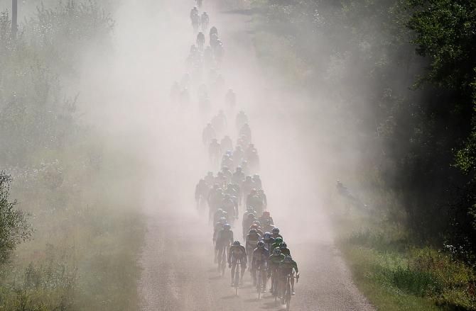 A haze of dust covers the peloton