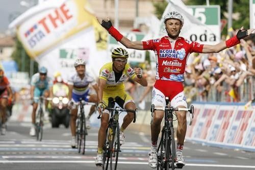 Stefano Garzelli takes victory as Gilberto Simoni protests that Garzelli drafted off the TV motorbike.