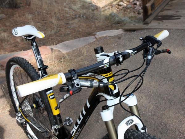 The 660mm-wide bar is a refreshing change from ultra-narrow bars still used by many other hardtails.