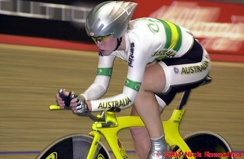Kate Bates on her way to winning a gold at Manchester 2004.