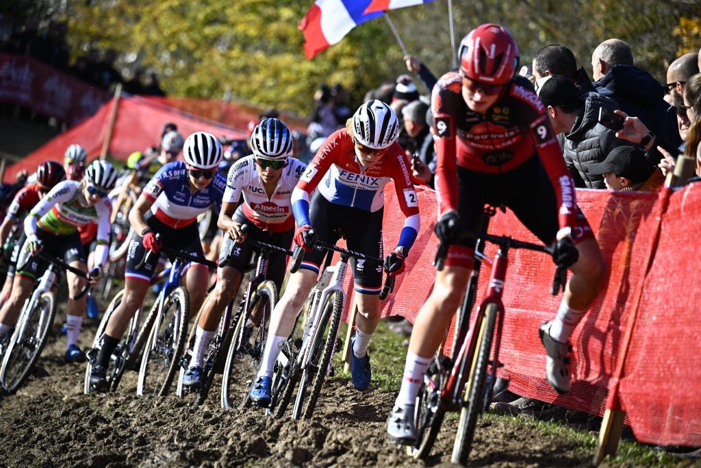 The women fight the off camber slope at the Troyes World Cup